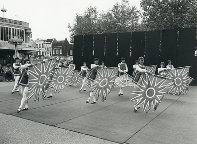 109293 Afbeelding van het optreden van een groep vaandelzwaaiers in de kuil op het Vredenburg te Utrecht.